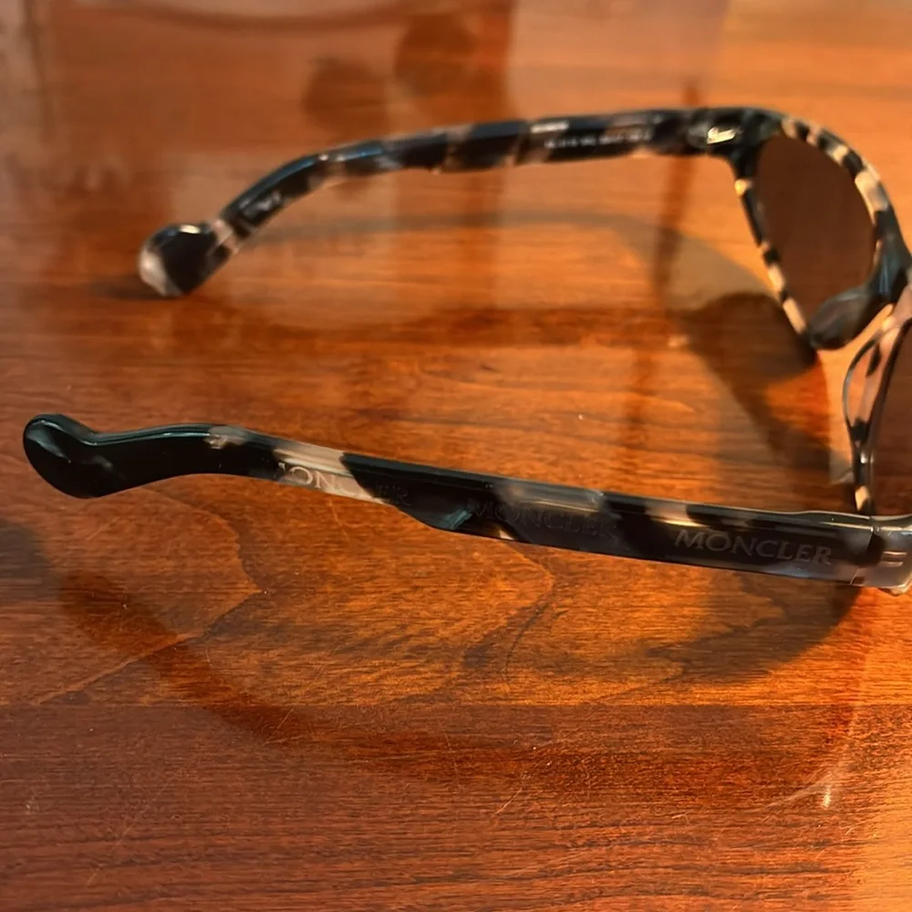 Moncler Tortoise like new condition Sunglasses. SOLD OUT - Picture 4 of 9
